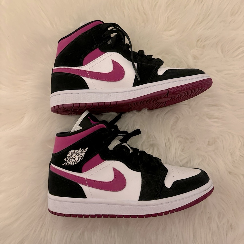 Nike Air Jordan 1
Retails for $289 - Picture 2 of 3